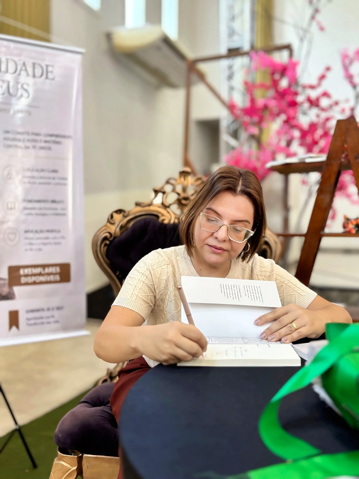 Paula Cristina autografando durante o lançamento