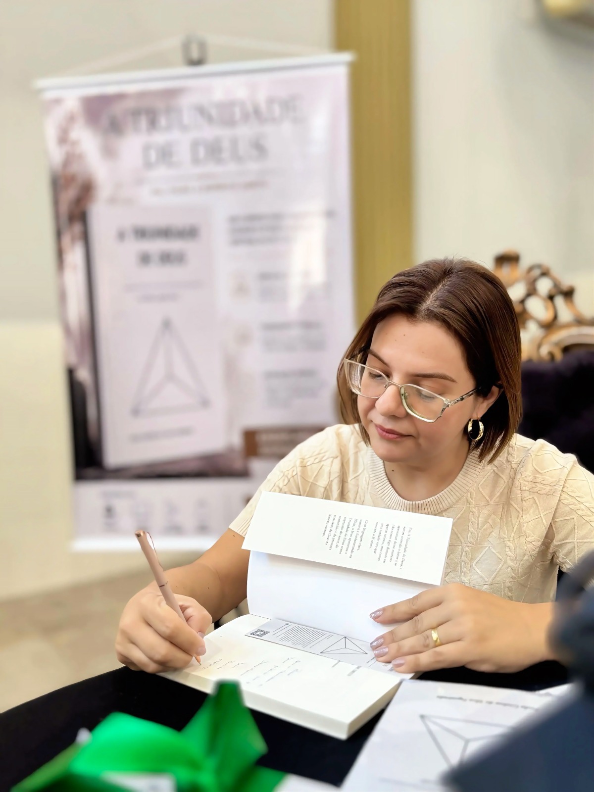 Paula Cristina autografando exemplar do livro