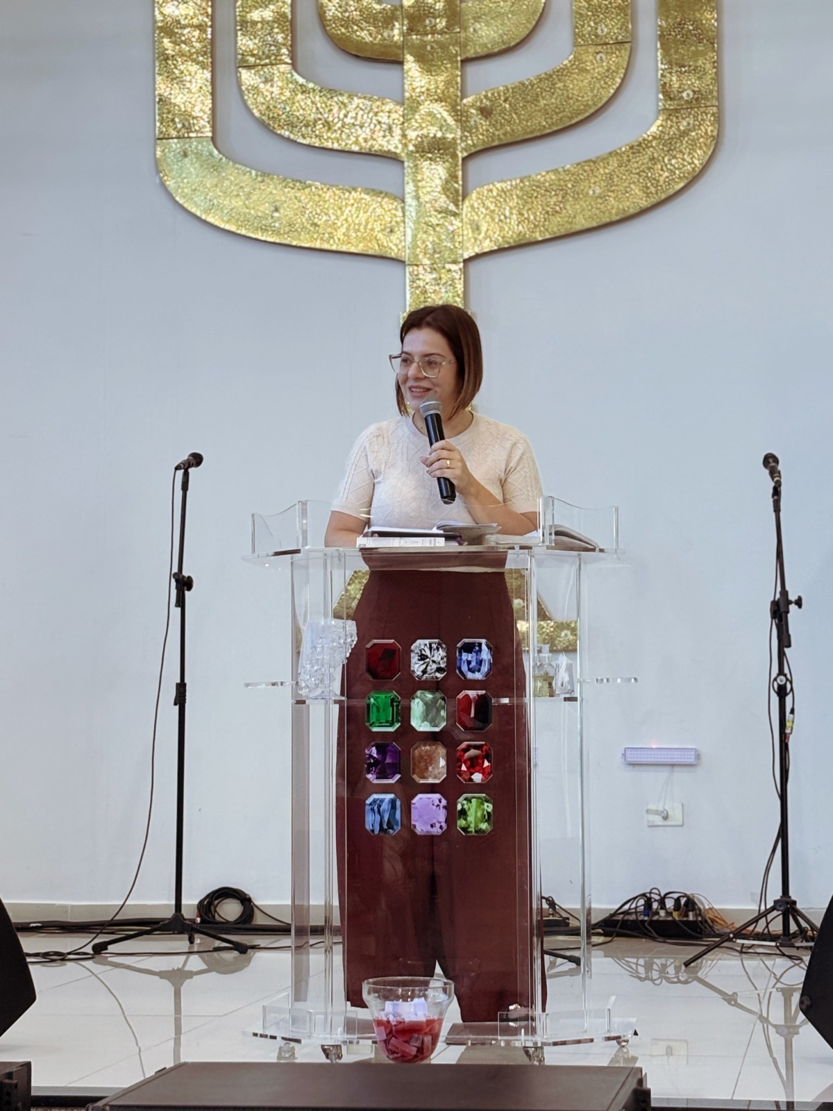 Paula Cristina ministrando ao púlpito